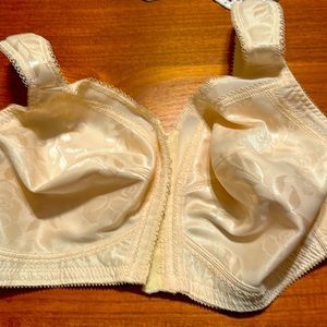 NEW.  Playtex Front closure beige bra 40 DD